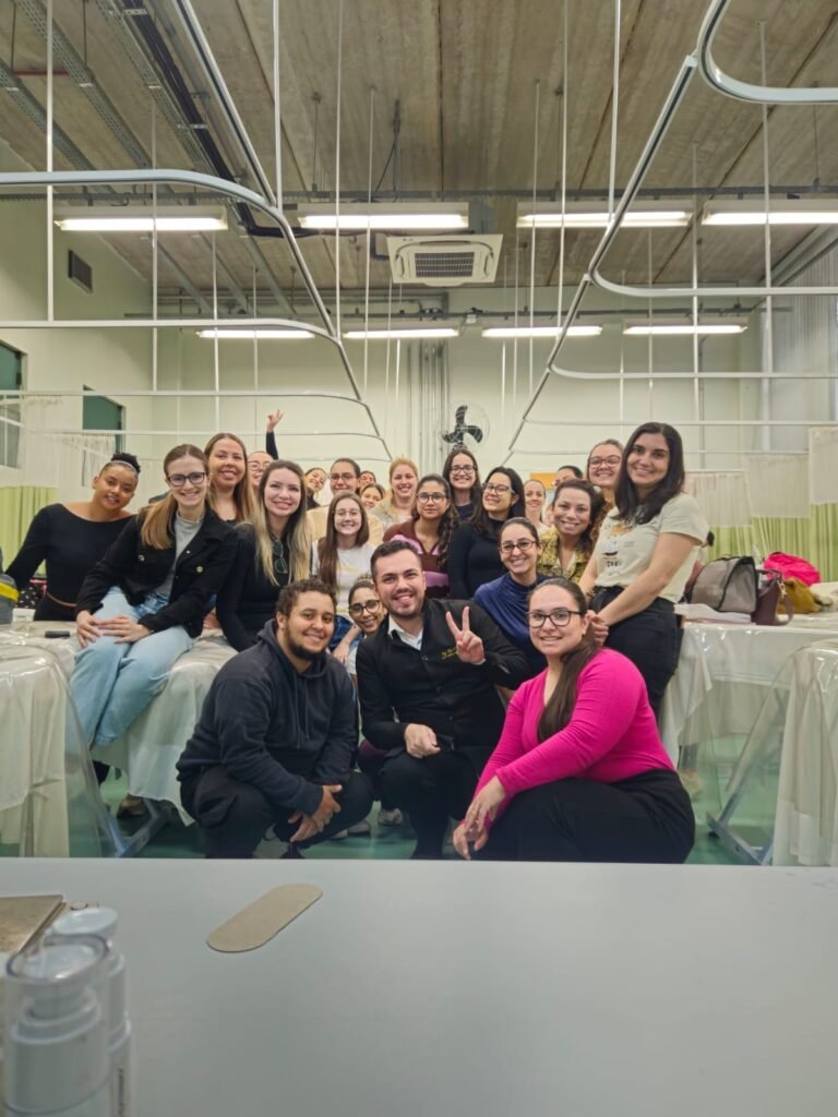 Dr. Filipe Ferrara com alunos em aula prática